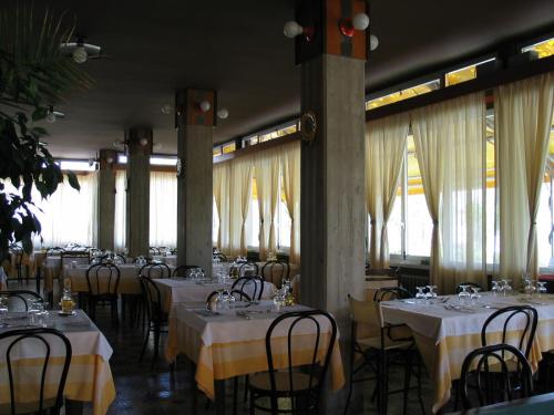 Reštaurácia alebo iné gastronomické zariadenie v ubytovaní Albergo Girasole Frontemare