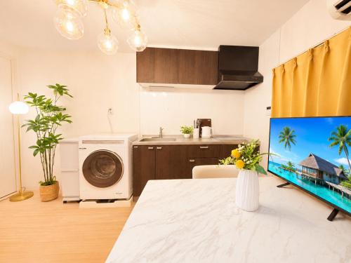LEON RESORT HOTEL Max 9 people USJ 5 min Nanba 12 min Osaka Station 5 min Chidoribashi 5 min Shinsaibashi Osaka Castle 14 min The best location for sightseeing in Osaka USJ5分 なんば12分 大阪駅5分 千鳥橋5分 心斎橋大阪城14分