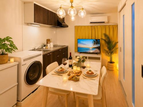 LEON RESORT HOTEL Max 9 people USJ 5 min Nanba 12 min Osaka Station 5 min Chidoribashi 5 min Shinsaibashi Osaka Castle 14 min The best location for sightseeing in Osaka USJ5分 なんば12分 大阪駅5分 千鳥橋5分 心斎橋大阪城14分
