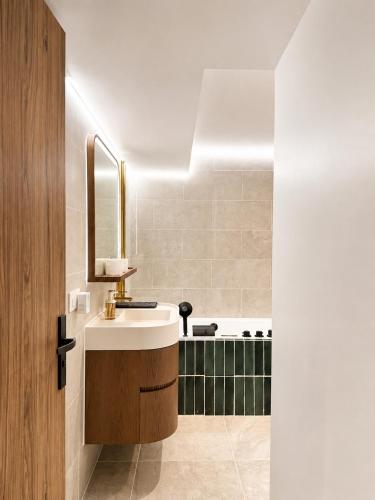 Contemporary 2BR Apartment in Paris with Netflix