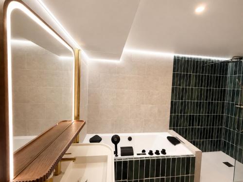 Contemporary 2BR Apartment in Paris with Netflix