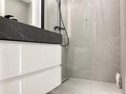 Central architect air-conditioned 1BR with Terrace