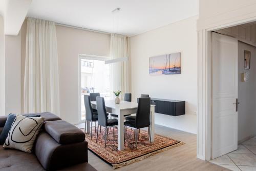 Sunny & Spacious Golf Glyfada Apartment - 2BD