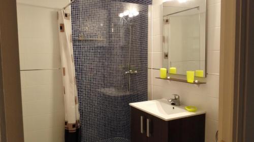 a bathroom with a shower and a sink and a shower at Apartamento Tosca Mar 2 in Moraira