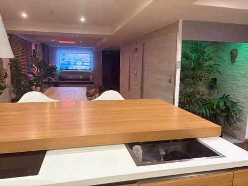 appartement moderne et spacieux, parking privé, climatisation, proche de la vieille ville et du Lac