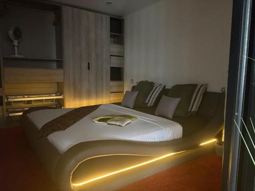 appartement moderne et spacieux, parking privé, climatisation, proche de la vieille ville et du Lac