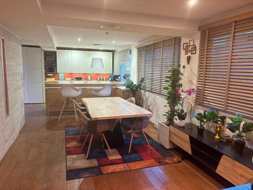 appartement moderne et spacieux, parking privé, climatisation, proche de la vieille ville et du Lac