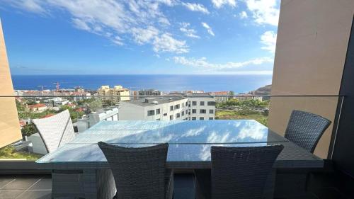 Madeira Mar - Seaview- Top Floor Apartment with Rooftop Pool