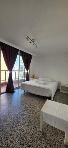 HABITACIÓN PRIVADA SUPER GRANDE CON BALCON GRANDE EN EL CENTRO DE MALAGA LA MEJOR ZONA JUSTO ENFRENTE DELA ESTACION DE TREN a