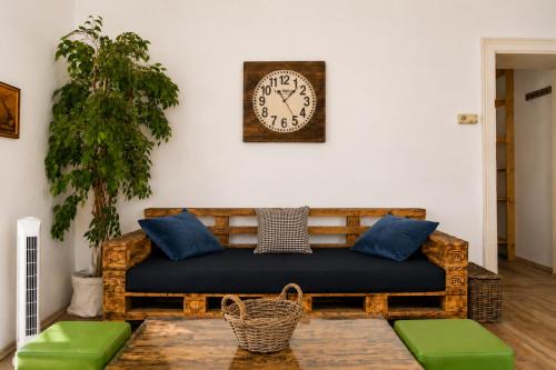 Charming 2BR Retreat for Long-Term Comfort