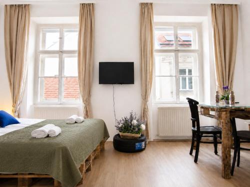 Charming 2BR Retreat for Long-Term Comfort
