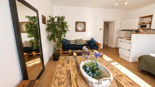 Charming 2BR Retreat for Long-Term Comfort