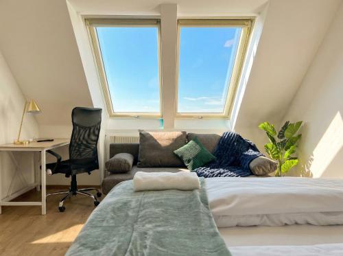Modern 3-Bedroom Apartment with Balcony near Belvedere Palace