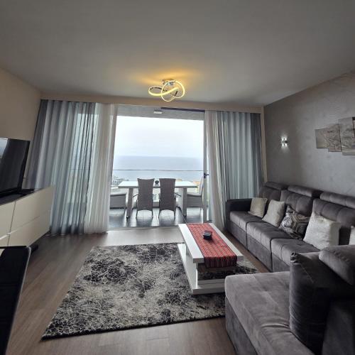 Madeira Mar - Seaview- Top Floor Apartment with Rooftop Pool