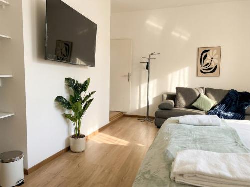 Modern 3-Bedroom Apartment with Balcony near Belvedere Palace