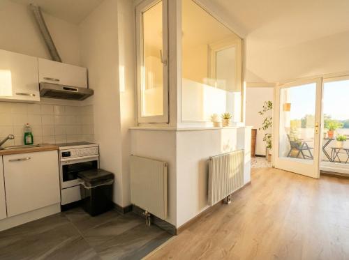 Modern 3-Bedroom Apartment with Balcony near Belvedere Palace