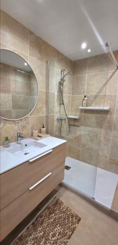 Terrasses de la Corniche, 2p 65m2 spacieux, terrasses mer & montagne, piscine et parking privé