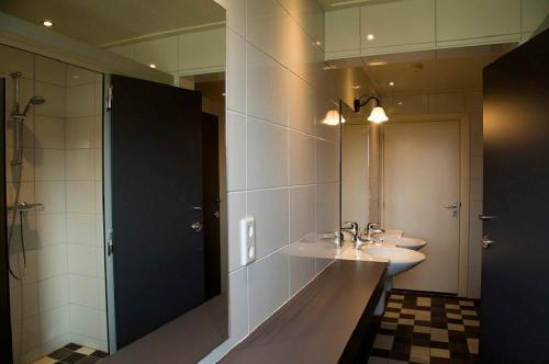 Kylpyhuone majoituspaikassa Herkenhoek 5 bedroom apartment