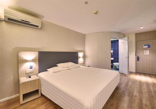 Ein Bett oder Betten in einem Zimmer der Unterkunft Hanting Hotel Caohejing Yishan Road