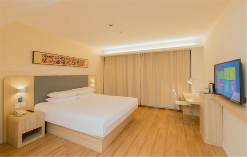 Ein Bett oder Betten in einem Zimmer der Unterkunft Hanting Hotel Caohejing Yishan Road