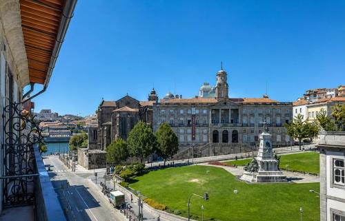 Historic Ribeira Riverside Flat by LovelyStay
