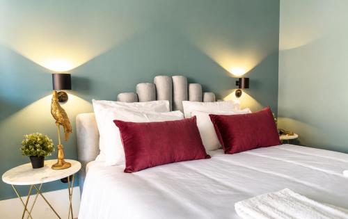 Historic Ribeira Riverside Flat by LovelyStay