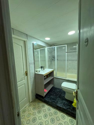 Spacious aptmt close to Pl Universidad and Pl Catalunya, 2,5 bedrooms, balcony, heating, elevator Min 31 nights