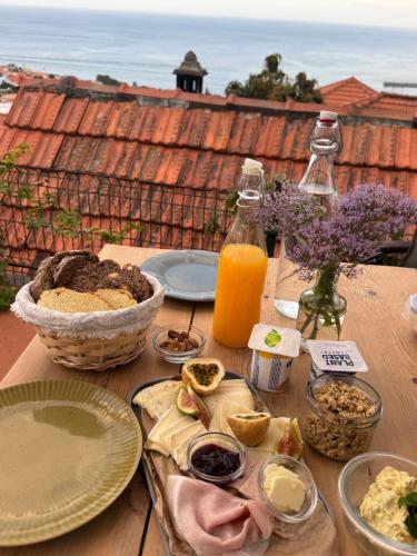 Casa das Flores Funchal - Your Charming Home with Local Secrets