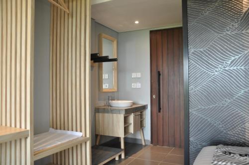 Een badkamer bij Padang-Padang Inn