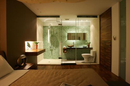 La salle de bains est pourvue d'une douche, de toilettes et d'un lavabo. dans l'établissement Timing House, à Yuchi
