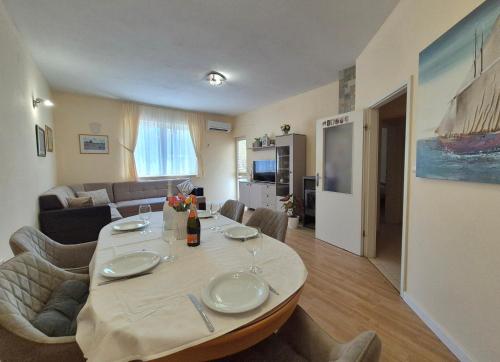 Holiday apartment with garden