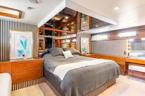 Live on a luxury 65ft yacht in Duquesa- Estapona