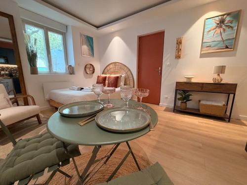 La Parenthèse Rémoise studio with sauna and jacuzzi