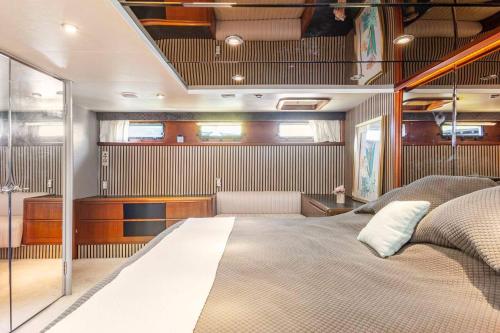 Live on a luxury 65ft yacht in Duquesa- Estapona