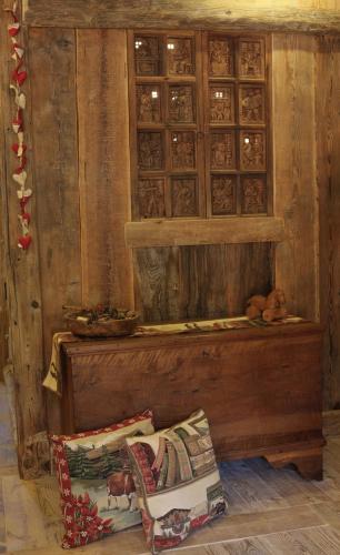 a painting of a room with a bench and a window at La Luge D'Antan Maison d'Hôtes & SPA in Brusson