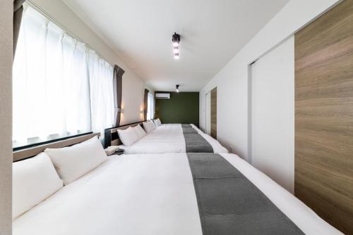 AMP FLAT KATAKASU SUITE - New Build House , Free Parking , Sleeps 11 , Near Gion Sta