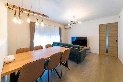 AMP FLAT KATAKASU SUITE - New Build House , Free Parking , Sleeps 11 , Near Gion Sta