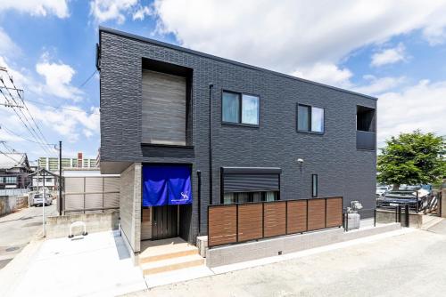 AMP FLAT KATAKASU SUITE - New Build House , Free Parking , Sleeps 11 , Near Gion Sta