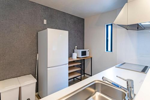 AMP FLAT KATAKASU SUITE - New Build House , Free Parking , Sleeps 11 , Near Gion Sta