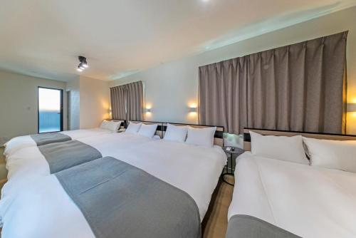 AMP FLAT KATAKASU SUITE - New Build House , Free Parking , Sleeps 11 , Near Gion Sta