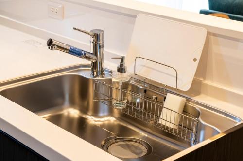 AMP FLAT KATAKASU SUITE - New Build House , Free Parking , Sleeps 11 , Near Gion Sta