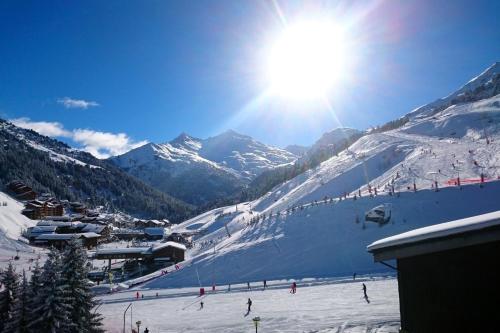 Résidence Plein Soleil - VUE SUR LES PISTES, ÉTAGE ÉLEVÉ - LABEL MERIBEL MAE-7593
