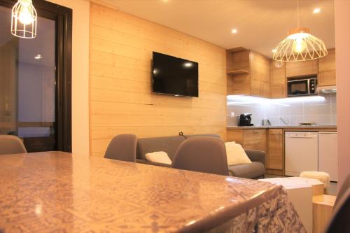 Résidence Schuss - Val Thorens location: Appartement rénové avec chambre et cabine, proche des pistes MAE-9028