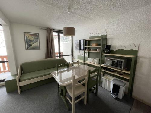 Résidence Hauts De La Vanoise - VAL THORENS location: petit appartement confortable pour 4 personnes avec un grand balcon MAE-9039