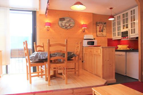 Résidence Roc De Peclet 2 - VAL THORENS location: Studio chaleureux avec une cabine dans un quartier calme MAE-9051
