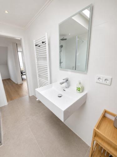 Modernes Penthouse-Loft mit Netflix, AC und Terrasse