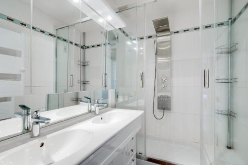 Résidence Le Bec Rouge - Appartement de charme 3 pièces 8 personnes à Tignes au pied des pistes et proche des commerces dans le quartier du Lac. Vue impr MAE-1681