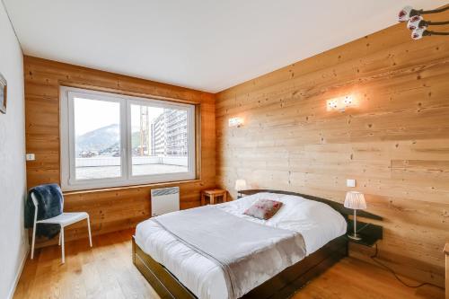 Résidence Le Bec Rouge - Appartement de charme 3 pièces 8 personnes à Tignes au pied des pistes et proche des commerces dans le quartier du Lac. Vue impr MAE-1681
