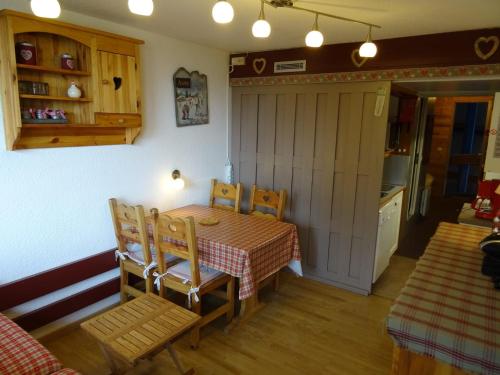 Résidence Belles Challes - Beau studio pour 4 personnes ambiance chalet, skis aux pieds, proche des commerces, dans le village du Charvet à Arc 1800 MAE-1793