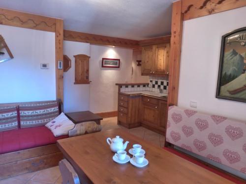 Résidence Fermes De Meribel Bat C - Confortable appartement 3 pièces pour 4 personnes aux pieds des pistes aves accès à la piscine situé à Meribel Village MAE-1800